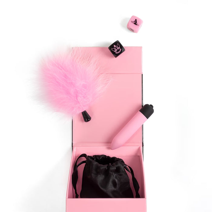 Secret Pleasures Box – Rinkinys malonumams su vibruojančia kulka, plunksnų šepetėliu ir žaidimų kauliukais