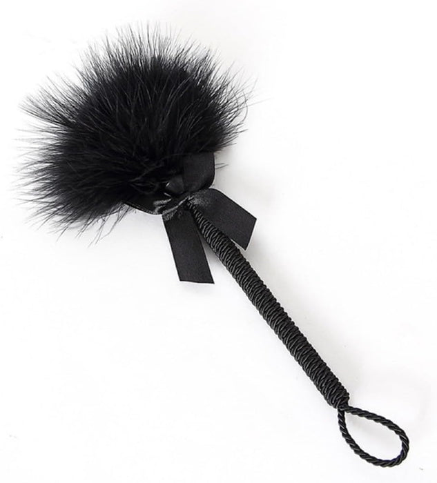 Sekso žaidimų rinkinys su plunksnų kutikliu ir šilkinėmis aklėtėmis įvairiems pojūčiams