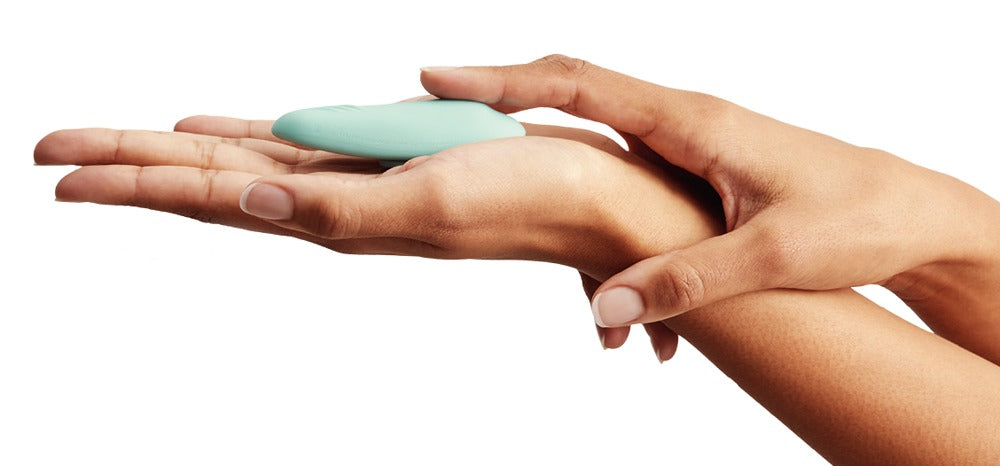 Moxie+ – quiet panty vibrator with magnet attachment, 10 vibration modes, and remote control