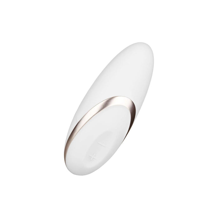 Discreet 12 cm massager with silicone button and 7 modes