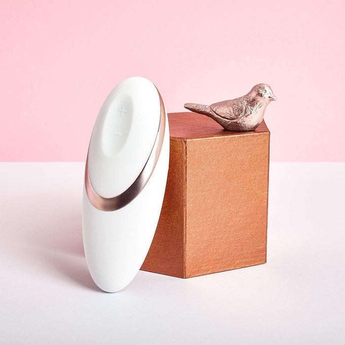 Discreet 12 cm massager with silicone button and 7 modes