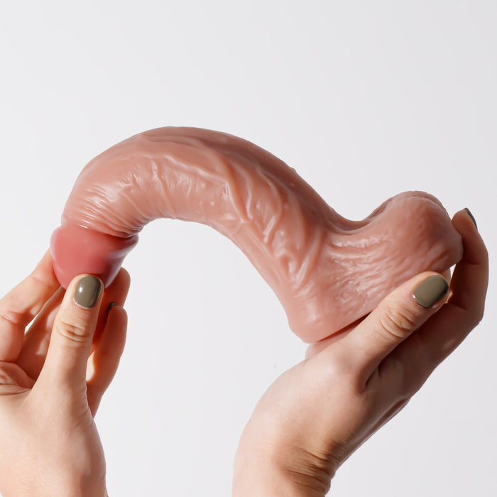 Crushious Inviktus 8.5 dildo su siurbtuku – silikoninis, kūno spalvos